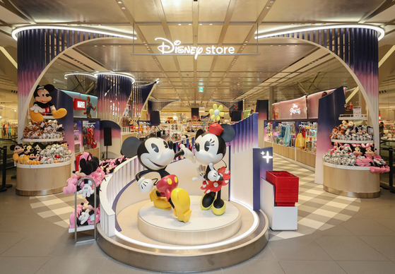 Hyundai Department Store launched Korea's first Disney Store at its Pangyo branch in Gyeonggi on Tuesday. Visitors can buy over 300 types of Disney merchandise, featuring beloved characters including Mickey Mouse, Disney Princesses, and Toy Story, as well as take pictures at five specially designed photo spots with Cinderella, Beauty and the Beast, and Winnie the Pooh themes. [HYUNDAI DEPARTMENT STORE]