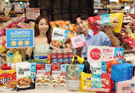 Models pose with Emart's "The Limited" products, or items sold at a price as low as half of the original price. The retailer announced Wednesday that the promotion sale, the third of its kind this year, will begin Thursday and last for three months, offering special discounts on 53 types of goods. [EMART]