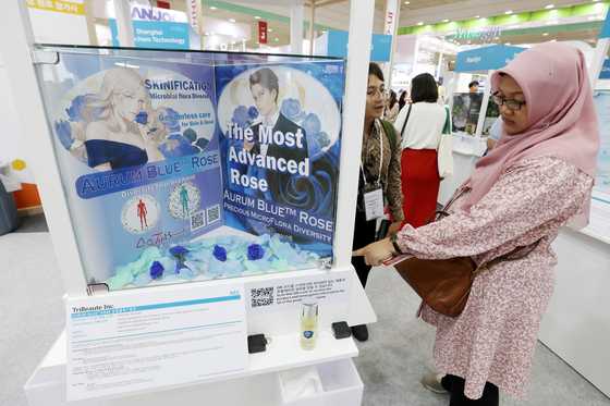A visitor views an in-cosmetics Korea 2023 exhibit. The exhibition for personal care ingredients takes place at Coex in southern Seoul from Wednesday to Friday. [NEWS1]