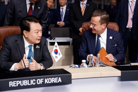 Korean President Yoon Suk-yeol, left, chats with Sweden's Prime Minister Ulf Kristersson before the start of a NATO summit meeting Indo-Pacific partners in Vilnius, Lithuania on Wednesday. [AFP/YONHAP]