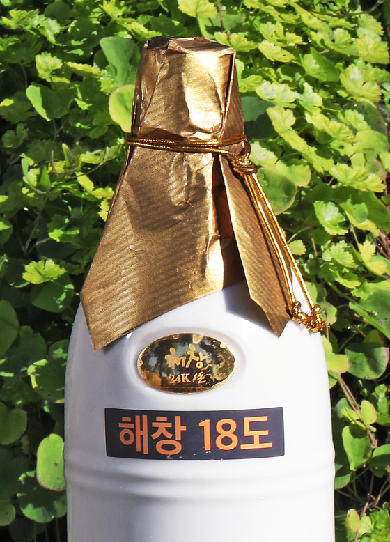 The wholesale price of the Haechang Apollo 18 Percent makgeolli (Korean rice wine) is 1.1 million won ($850). The Haechang engraving is made from 24 karat gold. [PARK SANG-MOON]