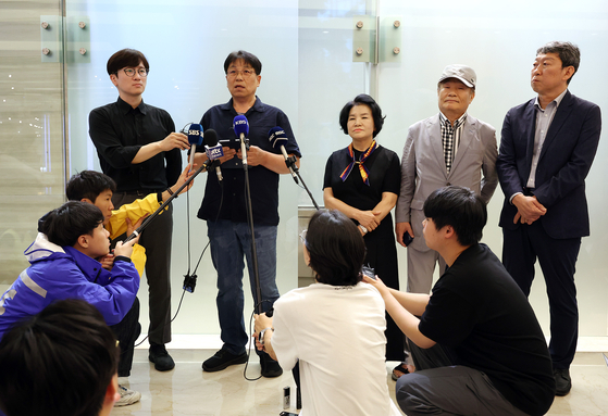 Relatives of forced labor victims who refused to take Korean government-arranged compensation speak at a press conference in Seoul on Tuesday. The relatives spoke against the recent Foreign Ministry's decision to deposit the compensation money they refused at local courts. [YONHAP]