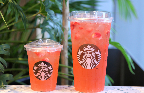 Starbucks Korea will be launching a new Trenta cup size, right, for a limited time from July 20 to Sept. 30 in celebration of its 24th anniversary. The unique large-size option, boasting a capacity of 887 milliliters or 30 ounces, will be available for three iced beverages including Cold Brew, Grapefruit Honey Black Tea, and Strawberry Acai Lemonade Starbucks Refreshers, and for take-out only. The introduction of the Trenta size in Korea is exclusive to the Starbucks Asia-Pacific region. [STARBUCKS KOREA]