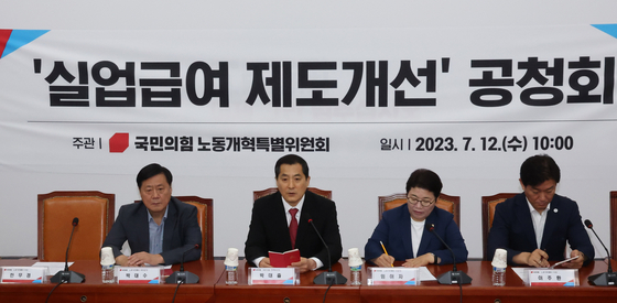 Discussions between the government and the People Power Party on unemployment benefits are held at the National Assembly on Wednesday. [YONHAP]