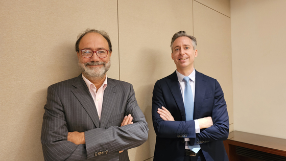 Arya M. Sharma, left, professor emeritus of medicine at the University of Alberta, Canada, and Sasha Semienchuk, general manager of Novo Nordisk Korea, pose for a photo after an interview with the Korea JoongAng Daily on June 30 in southern Seoul. [SHIN HA-NEE]