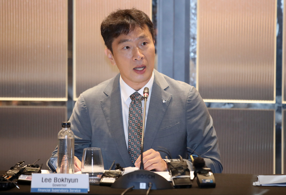 Financial Supervisory Service Gov. Lee Bok-hyun speaks to the CEOs of 11 foreign financial firms during a meeting held at Fairmont Ambassador Seoul in Yeouido, western Seoul, on Wednesday. [NEWS1]