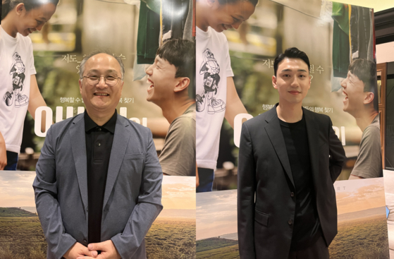 Left, director Kim Sang-cheol of ″The Father's Heart,″ and right, Hwang Tae-hwan, who appeared in the documentary [DREAM FACT ENTERTAINMENT]