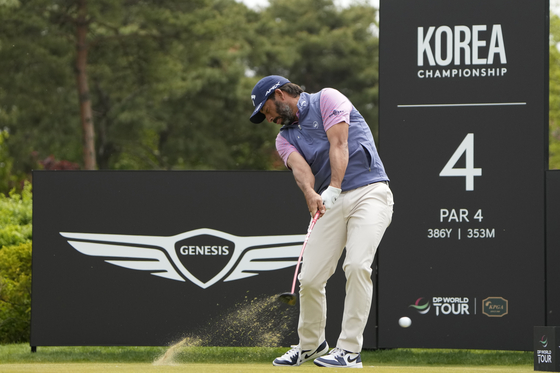 Spain's Pablo Larrazabal tees off on the fourth hole during the final round of the Korea Championship presented by Genesis at the Jack Nicklaus Golf Club Korea in Incheon on April 30. [AP/YONHAP]