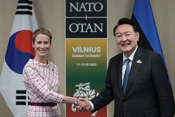 Korean President Yoon Suk Yeol, right, holds talks with Estonian Prime Minister Kaja Kallas in Vilnius, Lithuania, on Wednesday. [JOINT PRESS CORPS]