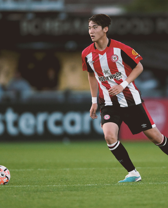 Korean defender Kim Ji-soo makes his first appearance in a Brentford shirt on Wednesday as the Premier League side took on Boreham Wood in a preseason friendly. Eighteen-year-old Kim was in the squad in the second half as Brentford drew 1-1 with the National League club.  [BRENTFORD FC]