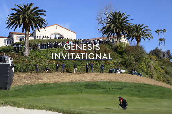Tiger Woods lines up his putt on the second green during the final round of the Genesis Invitational at Riviera Country Club in the Pacific Palisades area of Los Angeles on Feb. 16.  [AP/YONHAP]