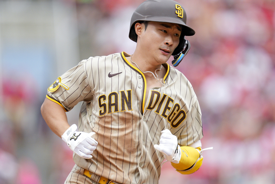 San Diego Padres' Kim Ha-seong rounds the bases after hitting a solo home run during the eighth inning of a baseball game against the Cincinnati Reds on July 2.  [AP/YONHAP]