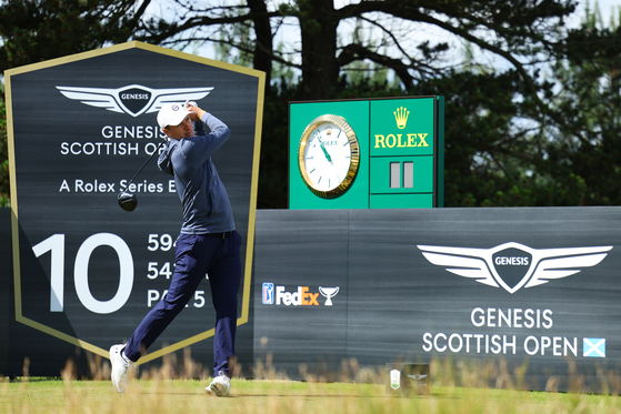 Jordan Spieth tees off on the 10th hole during a practice round prior to the Genesis Scottish Open at The Renaissance Club in North Berwick, Scotland on Tuesday.  [GETTY IMAGES]