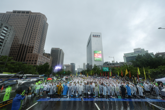 Union members of the Korean Health and Medical Workers’ Union takes up the street in downtown Seoul on Thursday demanding that the government speed up in improving working conditions. It is the union’s first strike in nearly two decades. 