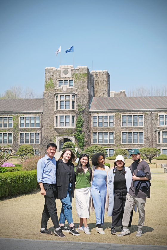  Indonesian graduate student Alland Dharmawan, left, poses for a photo with friends at Yonsei University. [ALLAND DHARMAWAN]