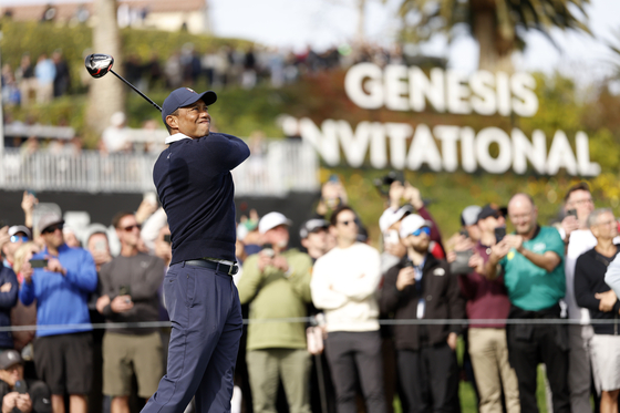Tiger Woods watches his tee shot on the 10th hole during the first round of the Genesis Invitational at Riviera Country Club in the Pacific Palisades area of Los Angeles on Feb. 16.  [AP/YONHAP]