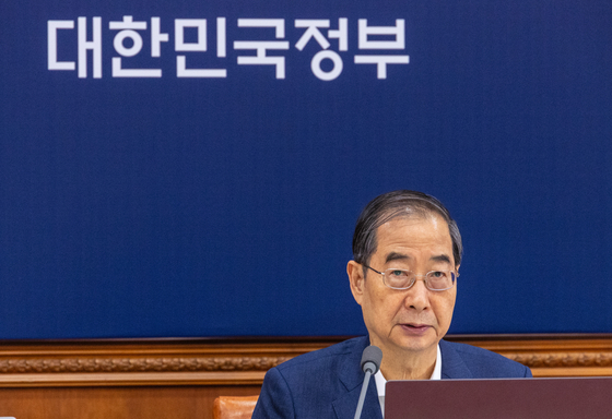 Prime Minister Han Duck-soo speaks during the Cabinet meeting held on Tuesday at the government complex in central Seoul. [YONHAP] 