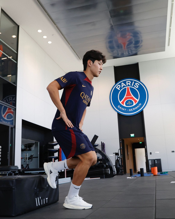 Korean midfielder Lee Kang-in trains at the PSG Campus in Poissy, Paris in a photo released by Paris Saint-Germain on Tuesday. Lee signed with the Ligue 1 champions on Sunday.  [SCREEN CAPTURE]