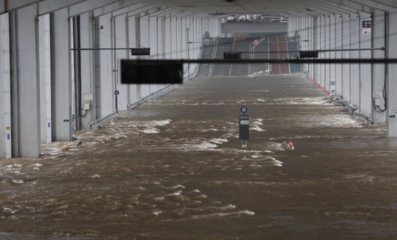 Jamsu Bridge, the underpass of Banpo Bridge, is flooded on Friday afternoon after the water level of the Han River rose overnight. [YONHAP]