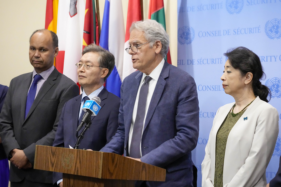 U.S. Ambassador to the UN Jeffrey DeLaurentis, second from right, is joined by British Deputy Ambassador James Kariuki, left, South Korean Ambassador Hwang Joon-kook, second from left, and Japanese Deputy Ambassador Shino Mitsuko, right, as he speaks to reporters after a UN Security Council meeting on North Korean nonproliferation at the United Nations in New York Thursday. [AP/YONHAP] 