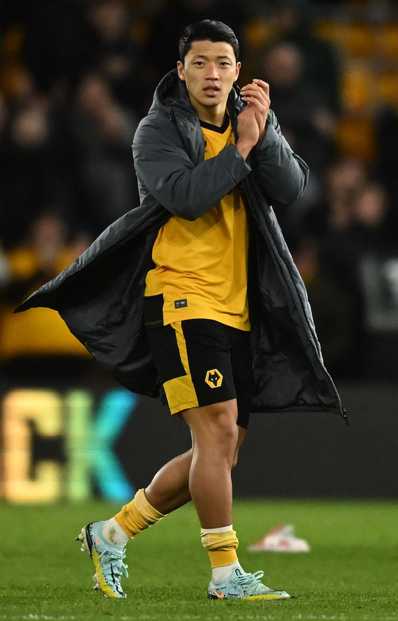 Wolverhampton Wanderers' striker Hwang Hee-chan applauds the fans during a Premier League match against West Ham at the Molineux stadium in Wolverhampton, England on Jan. 14.  [AFP/YONHAP]