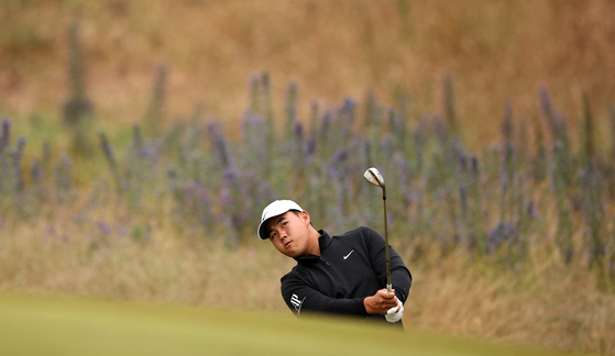 Tom Kim, also known as Kim Joo-hyung plays a shot on the 10th hole during Day Two of the Genesis Scottish Open at The Renaissance Club in North Berwick, Scotland on Friday.  [GETTY IMAGES]