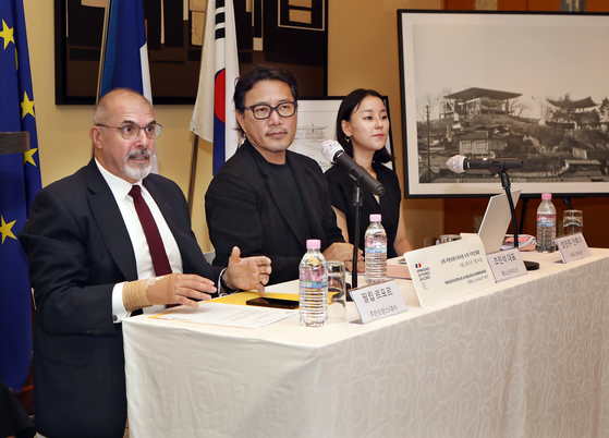 From left, Philippe Lefort, ambassador of France to Korea; Cho Min-suk, architect and founder of Mass Studies; and Jeong Min-joo, architect and director of Sathy Korea, speak with the press about the newly renovated and restored French Embassy in Seoul at the embassy on Friday. [PARK SANG-MOON]