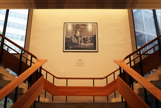 L'escalier reliant les premier et deuxième étages de l'aile de l'ambassade de France à Séoul montre un portrait de Kim Chung-up.  Le pavillon rénové est dédié à Kim et s'appelle La Pavilion Kim Chung-up. [PARK SANG-MOON]