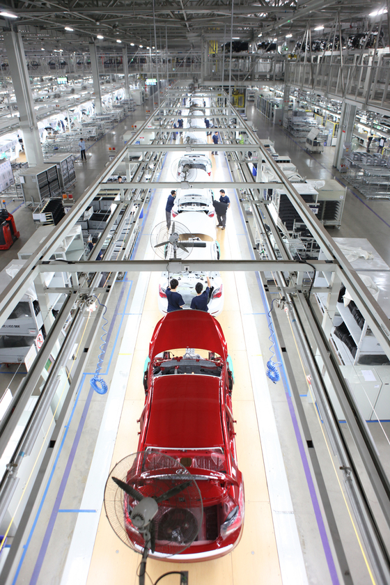 Hyundai Motor employees work its plant in Beijing [HYUNDAI MOTOR]