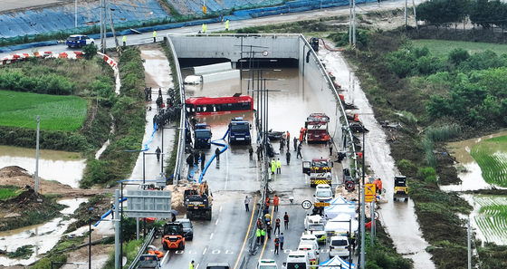 View of the underpass that was submerged on Saturday and the rescue mission that continued on Sunday. [YONHAP] 