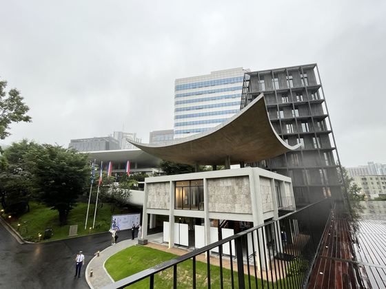 La suite de l'ambassade de France à Séoul vue du toit-terrasse de La Jetie vendredi. [ESTHER CHUNG]