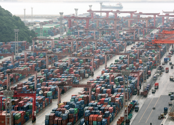 Containers for exports and imports are stacked at a pier in Busan on July 4. [YONHAP]
