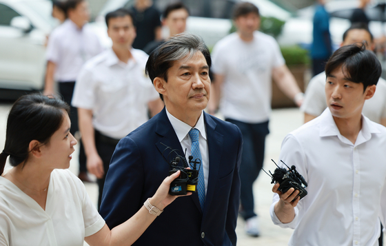 Former Justice Minister Cho Kuk on Monday arrives at the High Court in Seocho-dong, Seoul, to attend his first appeal against an earlier ruling. Earlier this year he was sentenced to two years related to false documents and certificates that were used in his children getting admitted to college, medical school and graduate school. [YONHAP]