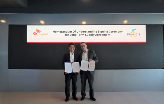 SK Signet CEO Shin Jung-ho, left, and Francis Energy CEO David Jankowski pose for a photo during a signing ceremony for a long-term supply deal. [SK SIGNET]