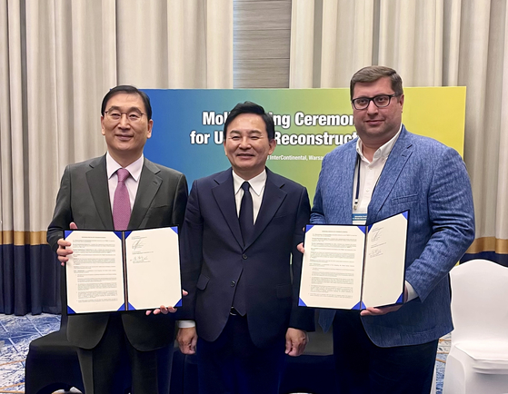 Korea's Minister of Land, Infrastructure and Transport, Won Hee-ryong, center, joins Hyundai E&C CEO Yoon Young-joon, left, and Boryspil International Airport Corporation's Director Oleksiy Dubrevskyy for a photo after signing an MOU on the expansion project of Boryspil International Airport in Kyiv on Friday. [HYUNDAI E&C]