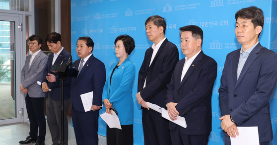 A group of Democratic Party (DP) lawmakers of the parliamentary defense, foreign affairs and intelligence committees hold a joint press conference criticizing President Yoon Suk Yeol’s surprise visit to Ukraine at the National Assembly in western Seoul Monday. [YONHAP]