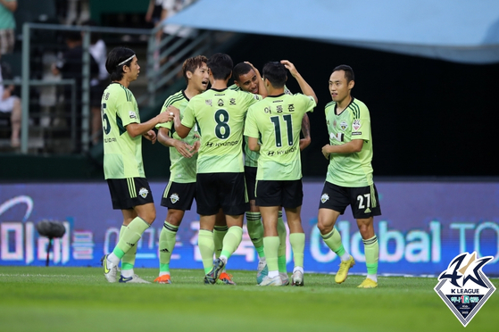 Jeonbuk Hyundai Motors players celebrate after Gustavo Sousa's goal against Suwon FC during a K League game at Jeonju World Cup Stadium in Jeonju, North Jeolla on Sunday. [YONHAP] 