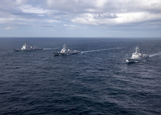 Aegis-equipped destroyers ROKS Yulgok Yi I, left, USS John Finn, center, and JS Maya, right, take part in a trilateral missile defense exercise by South Korean, U.S. and Japanese naval forces in the East Sea on Sunday. [REPUBLIC OF KOREA NAVY]