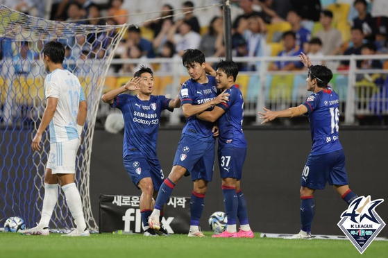 The Suwon Samsung Bluewings celebrate after Jeon Jin-woo's goal against Ulsan Hyundai during a K League game at Suwon World Cup Stadium in Suwon, Gyeonggi on Saturday. [YONHAP]  