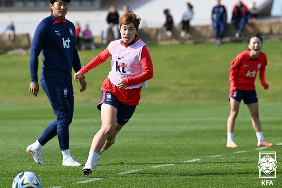 Moon Mi-ra, center, takes part in a Korean women's football team training session on a practice field at Thomas Hassall Anglican College in Middleton Grange, Australia on Saturday. [YONHAP] 