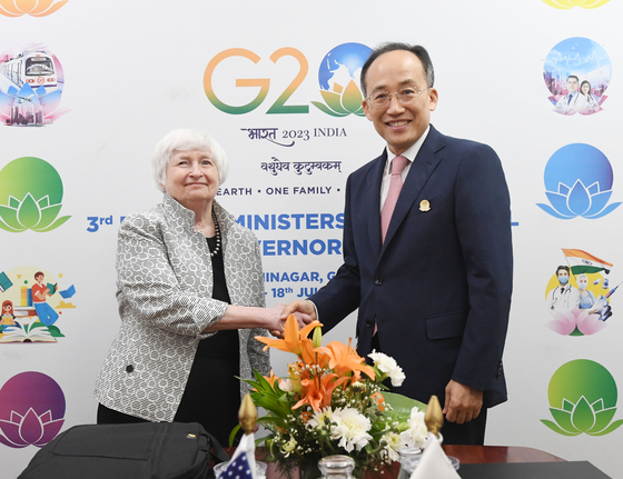 Finance Minister Choo Kyung-ho, right, and U.S. Treasury Secretary Janet Yellen shake hands ahead of a meeting held on the sidelines of the G20 economic leaders’ meeting held in Gandhinagar, India, on Monday. [NEWS1]