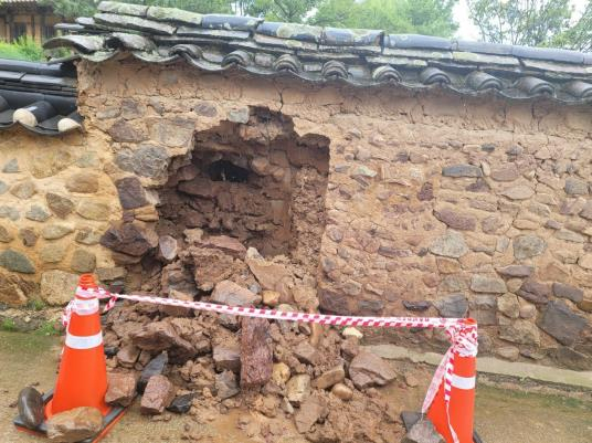 A wall of a hanok (Korean traditional house) is damaged in Handong Hahoe Village in Andong, North Gyeongsang, on Sunday. [CHA]