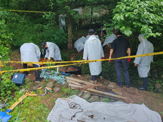 Police last Tuesday search for the body of a two-day-old newborn suspected of being buried on a hillside in Gwangyang, South Jeolla. [NEWS1] 