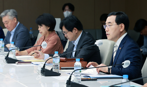 이창양 산업통상자원부 장관(맨 오른쪽)이 7월 10일 서울 중구에서 열린 에너지위원회에서 발언하고 있다. [NEWS1]