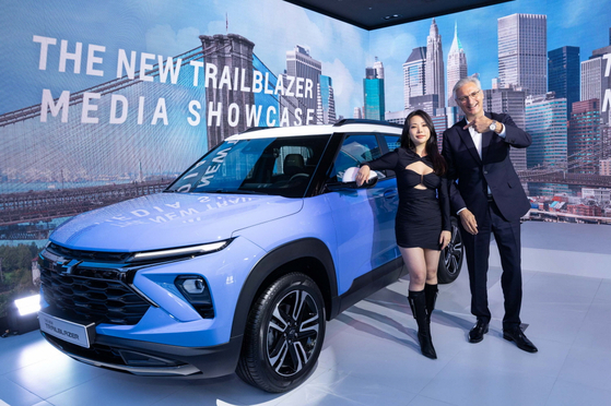 GM Korea President Roberto Rempel, right, and dancer Honey J pose with the latest Chevy Trailblazer at a press event Wednesday in southern Seoul. Honey J is a global ambassador of the Trailblazer SUV. [GM KOREA]