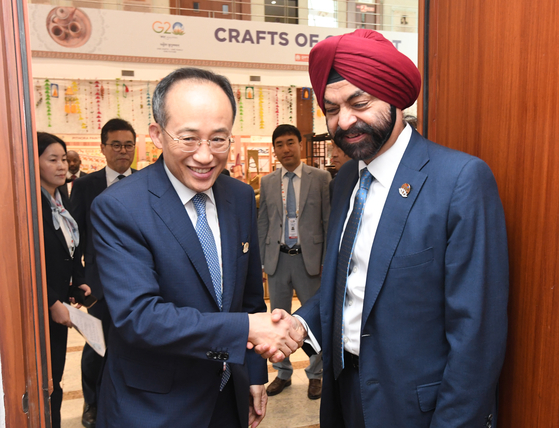 Finance Minister Choo Kyung-ho, left, and World Bank chief Ajay Banga during the G20 Finance Ministers and Central Bank Governors Meeting held in India for two days from Monday. [MINISTRY OF ECONOMY AND FINANCE]