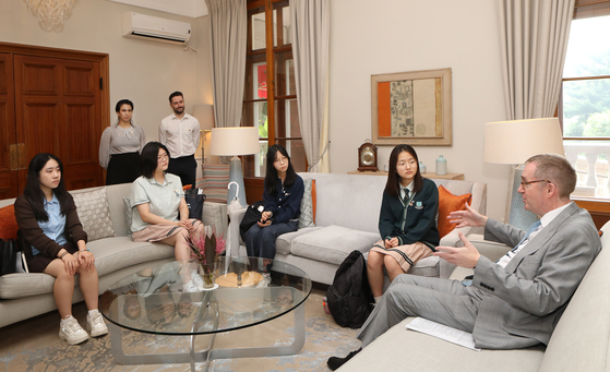 British Ambassador to Korea Colin Crooks, right, talks with winners of the essay writing contest at the British embassy in Seoul on Monday. [PARK SANG-MOON]