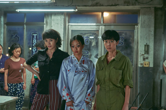 From left, Kim Hye-soo, Go Min-si and Yum Jung-ah play female divers in the new action film ″Smugglers″ [NEXT ENTERTAINMENT WORLD]
