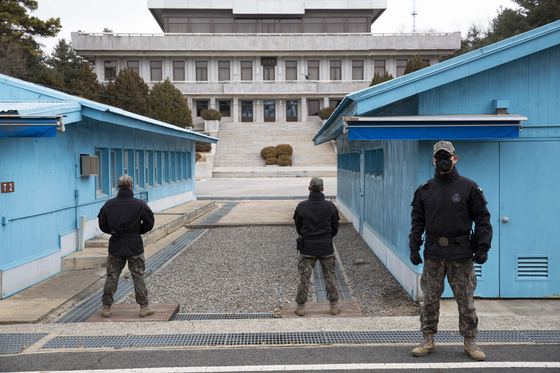 South Korean soldiers stand guard during a media tour at the Joint Security Area (JSA) on the demilitarized zone (DMZ) in the border village of Panmunjom in Paju, South Korea in this file photo dated March 3. [AP]