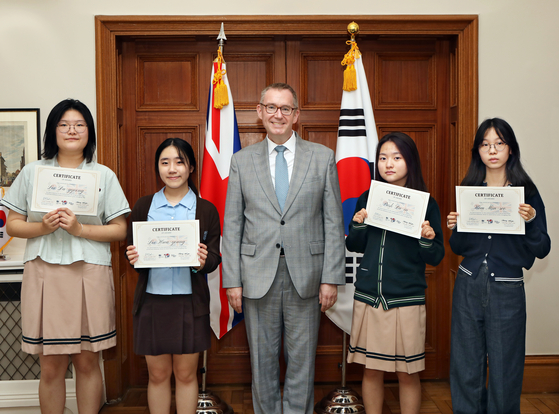 Colin Crooks, the British ambassador to Korea, center, poses for a photo with winners of a writing competition hosted by the British Embassy in central Seoul and the Korea JoongAng Daily. From left, Lee Da-gyeong, Lee Hwa-young, Crooks, Park Da-in and Kim Min-seo. [PARK SANG-MOON]